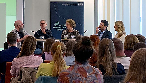 F.U.E.R. beim Fachtag „Jung, radikal, gefährdet?“ F.U.E.R. beim Fachtag „Jung, radikal, gefährdet?“
