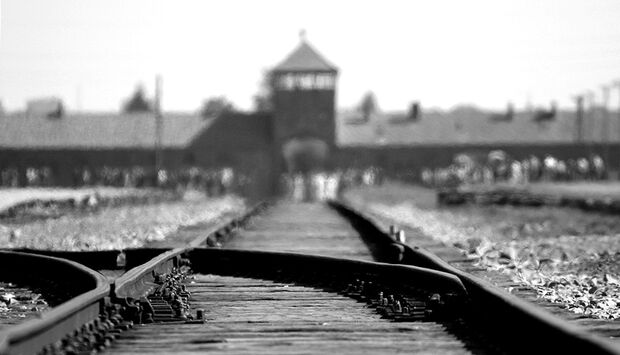 Das Torhaus des Vernichtungslagers Auschwitz-Birkenau. 