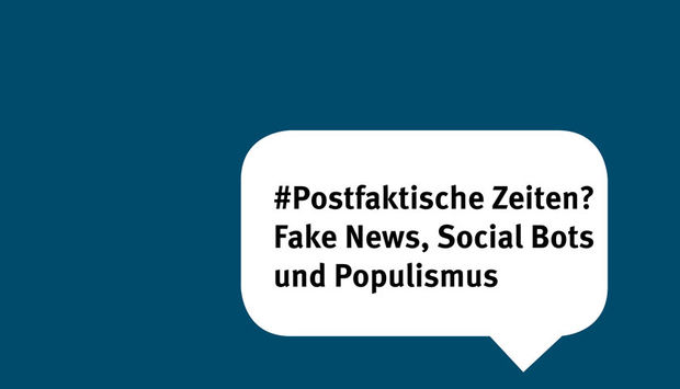 Eine Sprechblase auf blauem Hintergrund mit dem Text: Postfaktische Zeiten? Fake News, Social Bots und Populismus